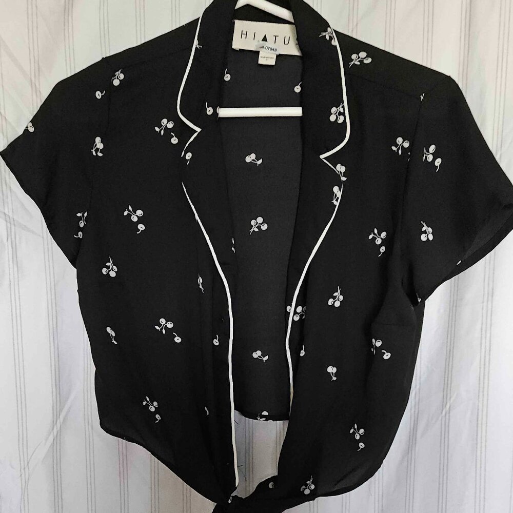 HIATUS cropped casual cherry shirt